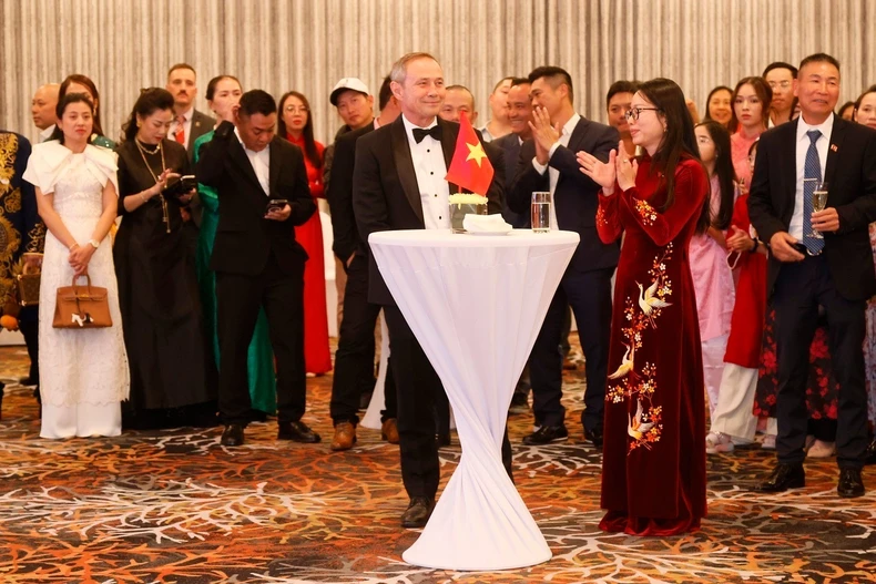 越南驻西澳大利亚州首府珀斯总领事阮清河、西澳大利亚州州长罗杰·库克以及各位嘉宾出席招待会。图自越通社