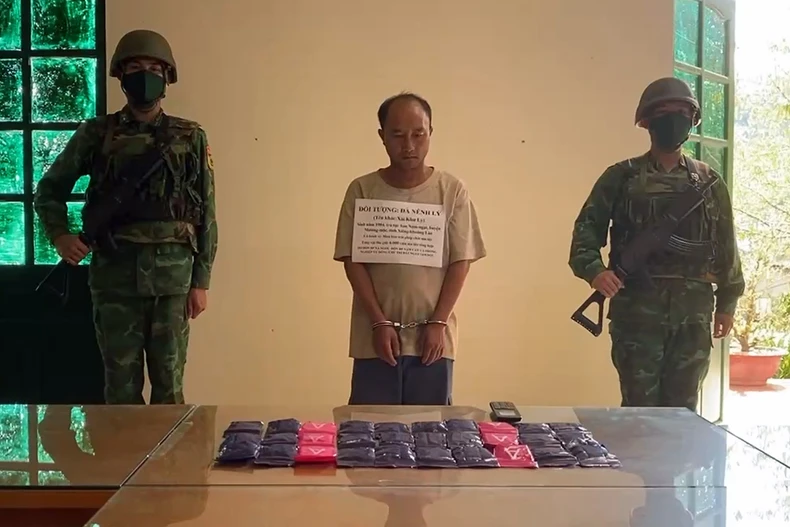 被抓获的嫌疑人Xải Khư Lỳ。图自越通社