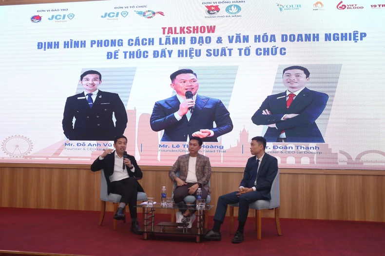 代表们在活动上发表意见。图自越通社