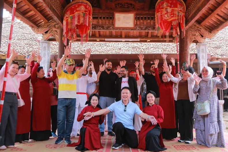 考察团与当地艺人合影留念。图自富寿报