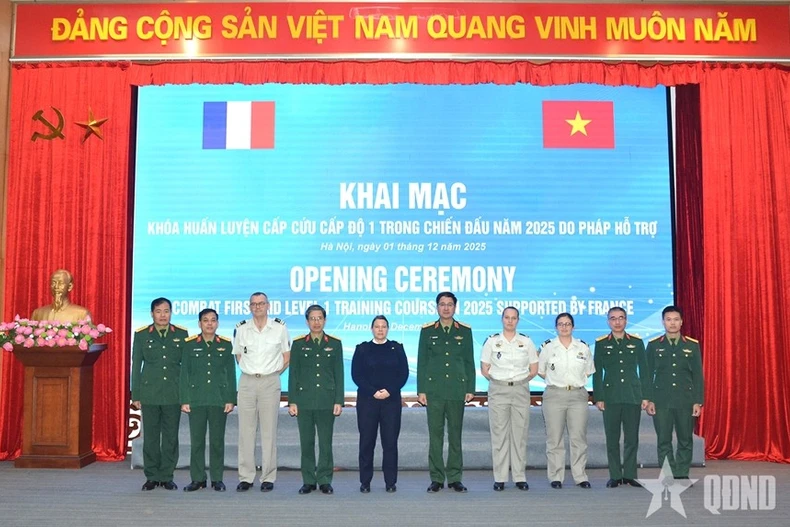 法国协助越南开展维和行动战场急救培训