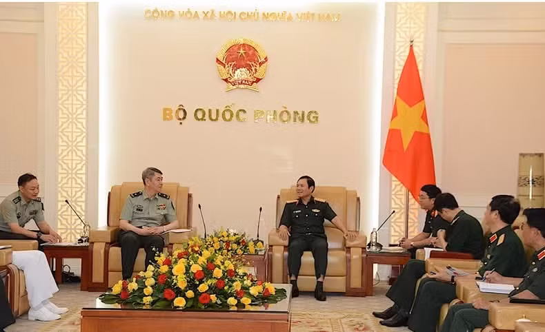 越南人民军总参谋长、国防部副部长阮新疆大将在河内会见中国国防大学政治工作部主任刘凯少将。图自《人民军队报》