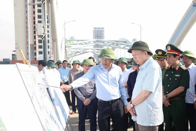 越共中央总书记苏林亲自视察太原省后续暴雨洪涝灾害的灾后恢复重建工作。图自越通社