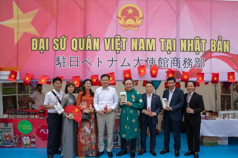 各位代表合影留念。图自越通社
