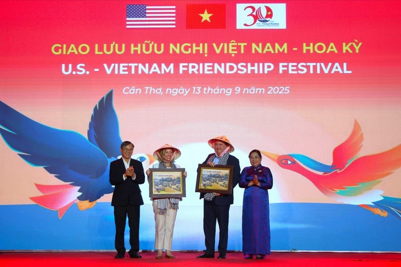 芹苴市领导向美国驻越南大使和美国总领事赠送纪念品。图自越通社