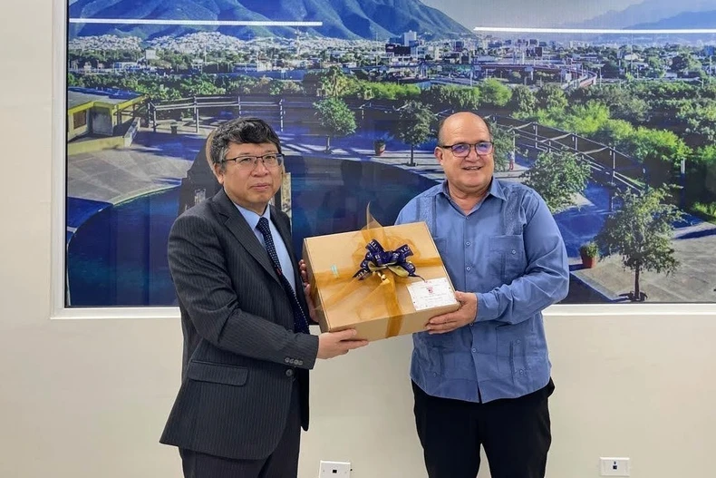 埃米利亚诺·萨帕塔大学校领导向阮文海大使赠送纪念品。图自越通社