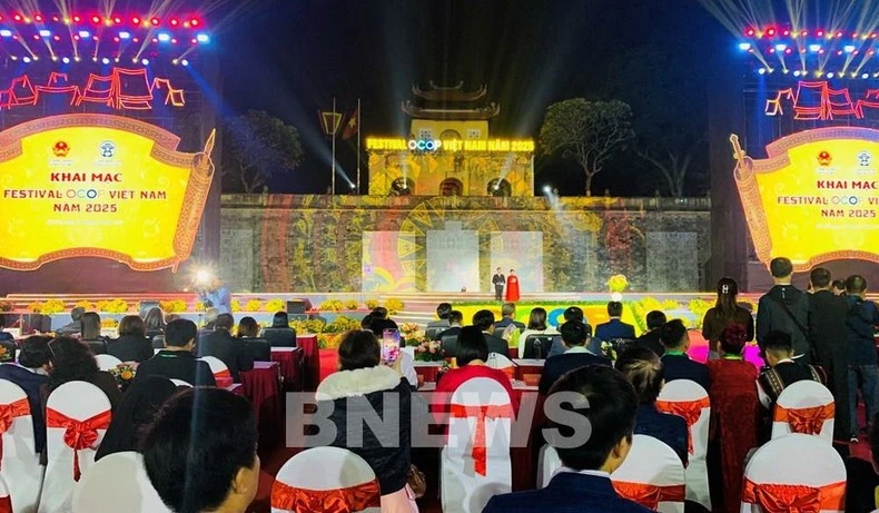 2025年越南"一乡一品"（OCOP）节20日晚在河内升龙皇城遗迹开幕。图自越通社