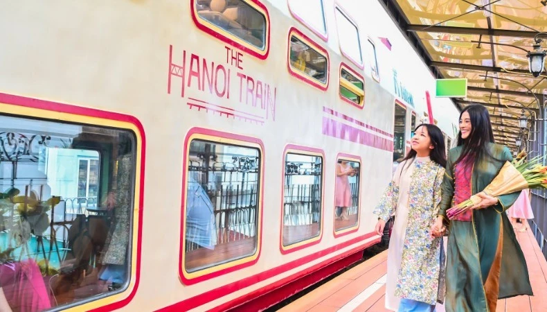 游客体验河内的旅游产品。图自人民报