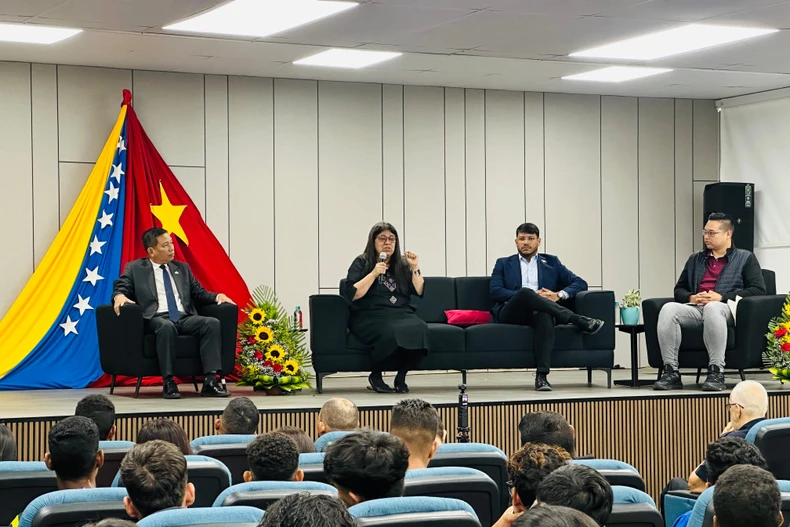 纪念越南南方解放、国家统一50周年集会场景。图自越通社