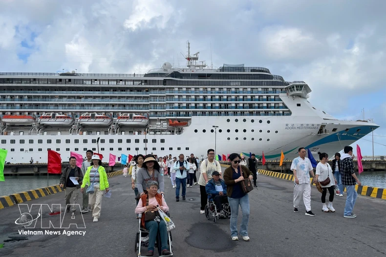 国际邮轮抵达越南真云港口。图自越通社
