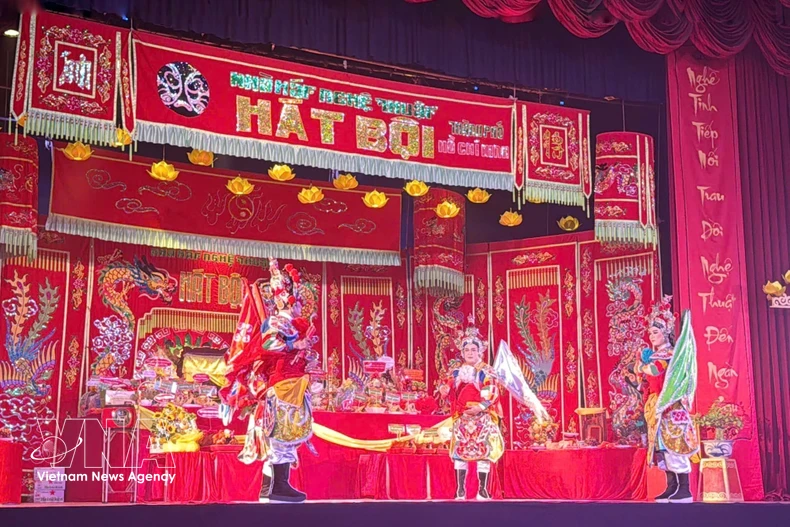 胡志明市㗰剧艺术剧院演艺人员的一个表演节目。图自越通社
