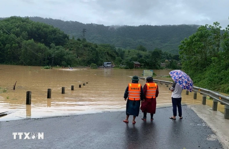 广治省多条国道、省道以及乡村道路出现多处塌方、积水，交通受阻。图自越通社