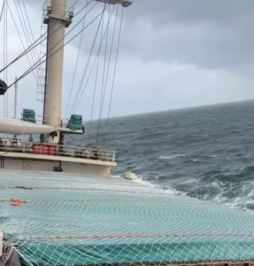 船体右倾15度。图自越南海上搜救协调中心