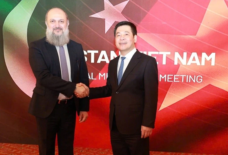 越南工贸部部长阮鸿延与巴基斯坦贸易部长贾姆·卡马尔·汗合影。图自政府报