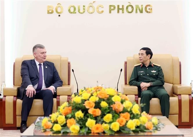 国防部部长潘文江大将会见波兰国防部副部长帕维尔·贝伊达。图自越通社