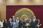 越南国会副主席阮德海向美国俄勒冈州议会代表团送礼。图自越通社