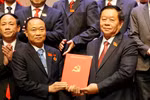 中央宣传与群众工作部部长阮仲义向蔡大玉同志授予决定。图自越通社
