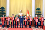 苏林总书记、国家主席同最高人民法院法官合影。图自越通社