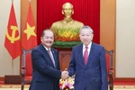 越共中央总书记苏林会见老挝政府副总理吉乔·凯坎匹吞。图自越通社