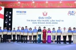 越通社社长向取得优异成绩的个人颁发奖状。图自越通社