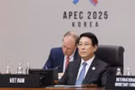 越南国家主席梁强出席2025年APEC领导人会议第一阶段会议。图自越通社