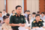 越南人民军总政治局宣训局副局长宋文青少将发言。图自越通社