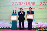 范明政总理向白梅医院2名个人授予“三等劳动勋章”。图自越通社