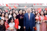 越共中央总书记、国家主席苏林与夫人同在北京越南留学生合影。图自越通社