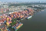 胡志明市平征坊长寿港的货物装卸现场。图自越南人民报