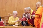越南佛教教会法主释智广向各位国际佛教代表团团长赠送纪念品。图自越通社