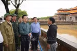 越南政府副总理梅文政前往顺化皇城检查内涝情况。图自越通社