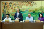 越共中央总书记、国家主席苏林同河内市国会代表进行分组讨论。图自越通社