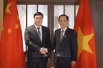 越南外交部长黎怀忠与中国广西壮族自治区政府主席韦韬。图自越通社