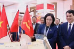 与会代表参观展会。图自越通社