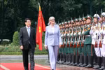 越南国家主席梁强和澳大利亚总督萨曼莎·莫斯廷检阅越南人民军仪仗队。图自越通社