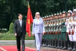 越南国家主席梁强和澳大利亚总督萨曼莎·莫斯廷检阅越南人民军仪仗队。图自越通社