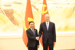 越共中央政治局委员、中央书记处常务书记陈锦秀与中共中央政治局常委、中央书记处书记、中央办公厅主任蔡奇。图自越通社