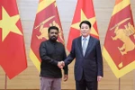 越南国家主席梁强与斯里兰卡民主社会主义共和国总统阿努拉。图自越通社