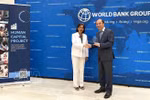 越南驻美国大使阮国勇代表越南接受了在同等收入水平国家组中人力资本扩展指数表现最佳国家的称号。图自越通社