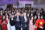 苏林总书记与越南学生合影。图自越通社