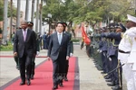 安哥拉总统若昂·曼努埃尔·贡萨尔维斯·洛伦索与越南国家主席梁强进行检阅仪仗队。图自越通社