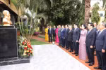 越南国家主席梁强向设在罗安达胡志明大街胡伯伯雕像和纪念碑敬献花圈。图自越通社