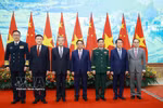 越南政府总理范明政同双方部长合影。图自越通社