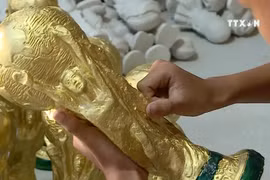 越南产的世界杯金杯模型颇受欢迎