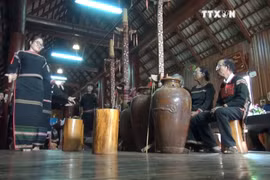  埃地族同胞的传统求福节 为老人送幸福
