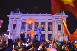 越南首都河内市民纷纷涌出家门 庆祝越南U23足球队的胜利（组图）