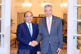 越南政府总理阮春福与新加坡总理李显龙举行会谈