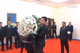 越南驻世界各国大使馆为陈大光主席举行吊唁仪式