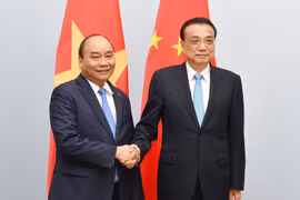 ASEM 12: 阮春福总理会见中国国务院总理李克强