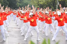 组图: 2000多名老年人参加国际老年人日（10月1日）庆祝活动